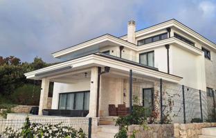 Furnished villa with a swimming pool on the seafront in Utjeha, Bar Riviera, Montenegro for 1,700,000 €