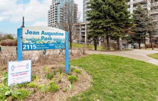 2-bedroom apartment in Lake Shore Boulevard West for C$1,039,000