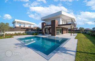 Three-level furnished villa with a pool and a garage in Lazise, ​​Lake Garda, Italy for 1,950,000 €