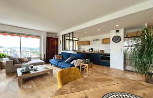 Renovated two-bedroom apartment with sea views and a garage in Antibes, Cote d'Azur, France for 430,000 €