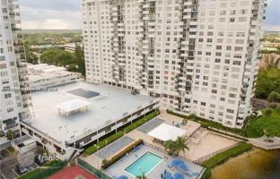 2-bedroom apartments in condo 106 m² in Aventura for $310,000