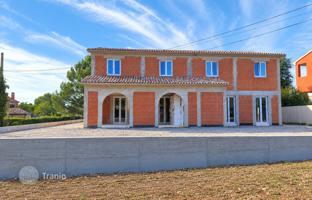 6-bedroom house 310 m² in Bale for 790,000 €