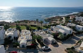 4 Bedroom spacious bungallow, first line to the sea- Chloraka for 1,150,000 €