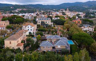 7-bedroom townhouse 1,365 m² in Tiana for 2,400,000 €