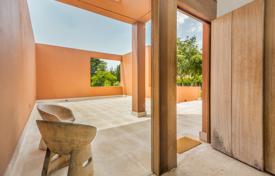 A contemporary style villa conveniently located in a mature area of Sotogrande Costa with a south facing aspect for 2,250,000 €