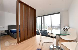 Studio with panoramic views in a residence with a swimming pool, a media space and a gym, Canary Wharf, London, UK for £560,000