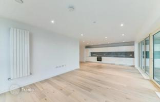 Spacious apartment in a riverside residence with a swimming pool, a fitness club and a promenade, Royal Docks, London, UK for £765,000