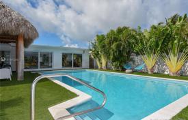 Cozy villa with a backyard, a swimming pool and a terrace, Miami Beach, USA for $1,665,000