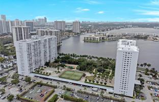 2-bedroom apartments in condo 157 m² in Aventura for $565,000