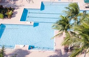 2-bedroom apartments in condo 140 m² in Tamarac for $275,000