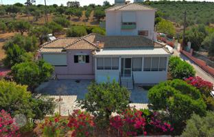 Three-storey well-kept villa with a garden and parking in Kyparissia, Peloponnese, Greece for 425,000 €