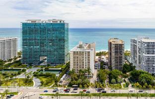 2-bedroom apartments in condo 122 m² in Bal Harbour for $679,000
