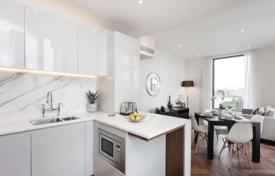 Luxury apartment in a new prestigious riverside residence with a swimming pool and a business center, in the new quarter of Nine Elms, London for £998,000