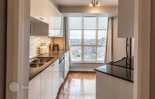 1-bedroom apartment in Lake Shore Boulevard West for C$816,000