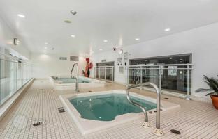 5-bedroom apartment in Lake Shore Boulevard West for C$824,000