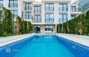 5-bedroom villa 220 m² in Reževići for 687,000 €