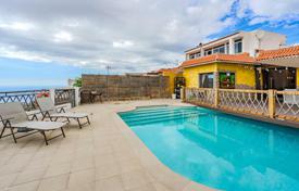 Stunning townhouse with a pool and ocean views in Barrio Los Menores, Tenerife, Spain for 450,000 €