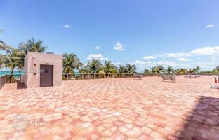 2-bedroom apartments in condo 99 m² in Miami Beach for $400,000
