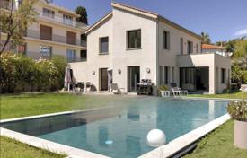 Contemporary villa with a pool by the sea in Antibes, Cote d'Azur, France for 1,969,000 €
