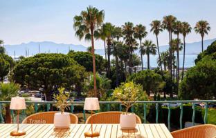 Renovated two-bedroom apartment just 100 m from the sea, Cannes, France for 1,890,000 €