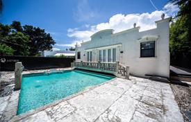 Cozy villa with a backyard, a pool and a relaxation area, Miami Beach, USA for $1,299,000