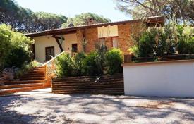 Villa with a large garden in a residence with a pine park, 300 meters from the beach, Roccamare, Italy for 5,700 € per week