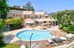 Spacious villa with a pool and sea views in Vallauris, Cote d'Azur, France for 2,490,000 €