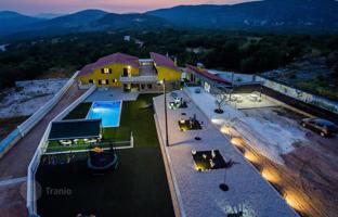 9-bedroom house 1,000 m² in Split-Dalmatia County for 1,100,000 €