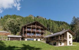 Three-storey chalet with a swimming pool, a spa and a view of the mountains, Livinallongo del Col di Lana, Italy. Price on request