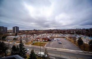 8-bedroom apartment in Lake Shore Boulevard West for C$917,000