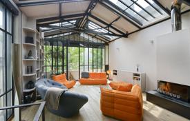 Apartments for sale in Paris. Three-storey cottage overlooking the picturesque courtyard, near the famous cabaret Moulin Rouge, 18th district, Paris, France Apartments for sale in Paris. Three-storey cottage overlooking the picturesque courtyard, near the famous cabaret Moulin Rouge, 18th district, Paris, France