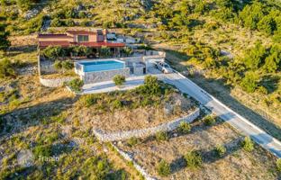 4-bedroom house 200 m² in Split-Dalmatia County for 1,300,000 €