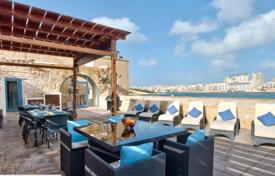 Waterfront Villa in Malta. Pool. Balcony. This enchanting villa oozes character from every stone. for 3,000 € per week