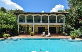 Luxury villa with a garden, a terrace, a backyard, a pool and a garage, Fort Lauderdale, USA for $2,885,000