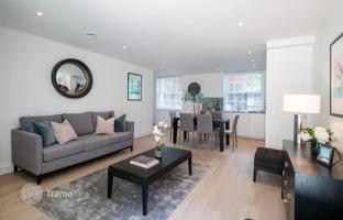 Spacious apartment with a parking space in a residence with landscaped gardens, Barnet, London, UK for £736,000