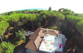 Modern villa with a swimming pool, a garden and a direct access to the sea at 130 meters from sandy beaches, Forte dei Marmi, Italy for 8,500 € per week