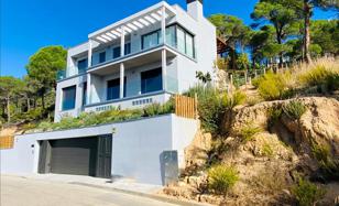 Three-storey villa with a swimming pool and a view of the sea, Lloret de Mar, Spain for 870,000 €