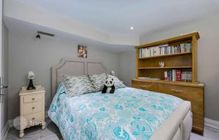 14-bedroom house in Etobicoke for C$1,915,000