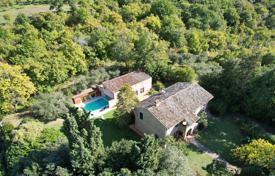 Villa and Dependance with pool surrounded by greenery just outside Perugia, Umbria for 1,280,000 €