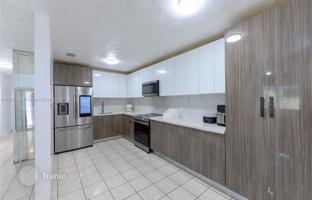 4-bedroom house 264 m² in Miami for $650,000