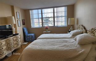 2-bedroom apartments in condo 106 m² in Hallandale Beach for $360,000