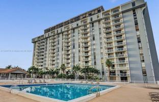 2-bedroom apartments in condo 98 m² in North Miami for $259,000