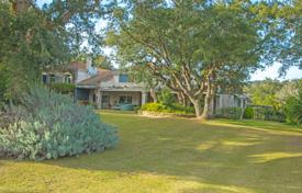 A substantial villa located in the prestigious enclave of Los Altos de Valderrama for 2,300,000 €