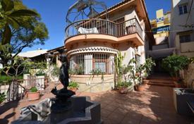 Houses for sale in Malaga. Residence of prenium class with private garden and fountain in courtyard, Malaga, Spain Houses for sale in Malaga. Residence of prenium class with private garden and fountain in courtyard, Malaga, Spain