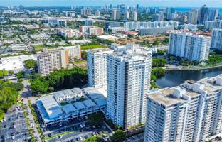 2-bedroom apartments in condo 100 m² in Aventura for $340,000