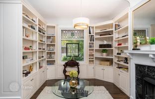 9-bedroom townhouse in Old Toronto for C$2,400,000