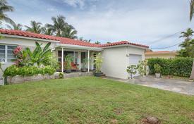 Spacious and bright cottage with a garden, a garage and a terrace, Surfside, USA for $735,000