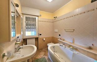5-bedroom villa 300 m² in Montignoso for 1,350,000 €